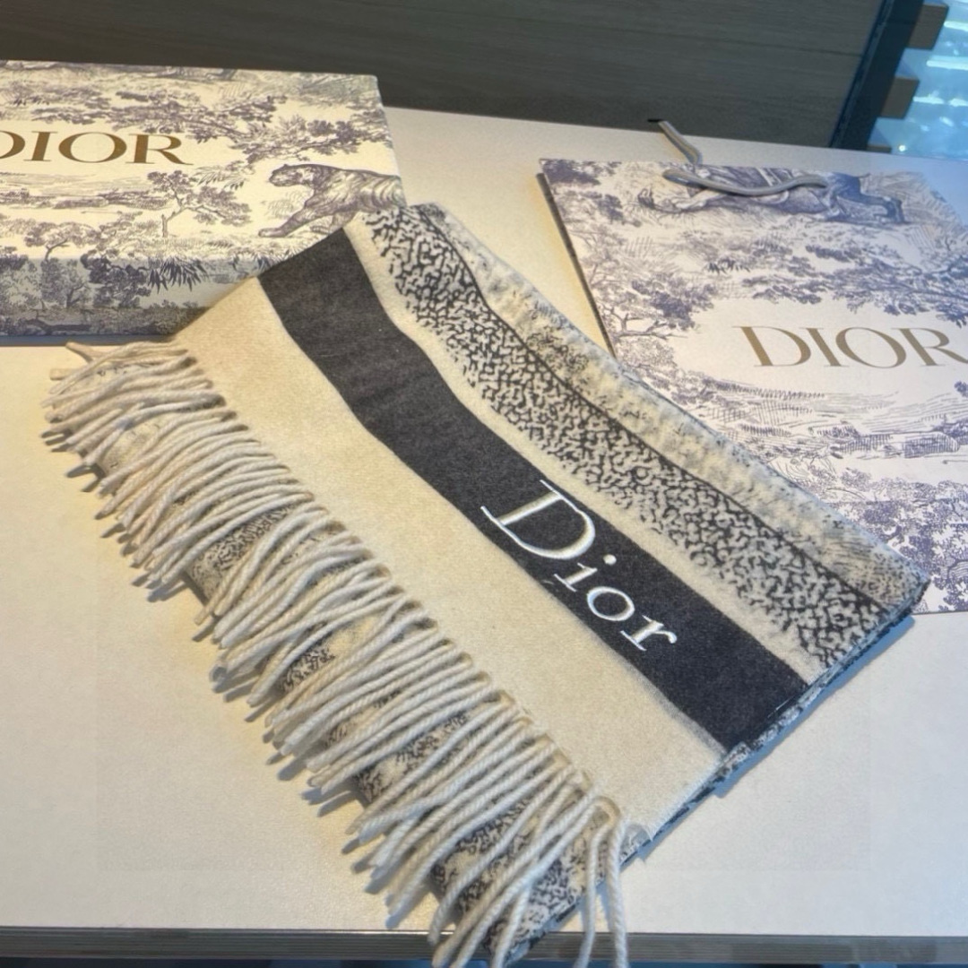 品名:【DIOR 迪奥动物元素流苏长巾】 尺寸:25✖️180CM材质:100%山羊绒爆款，专柜最新款式