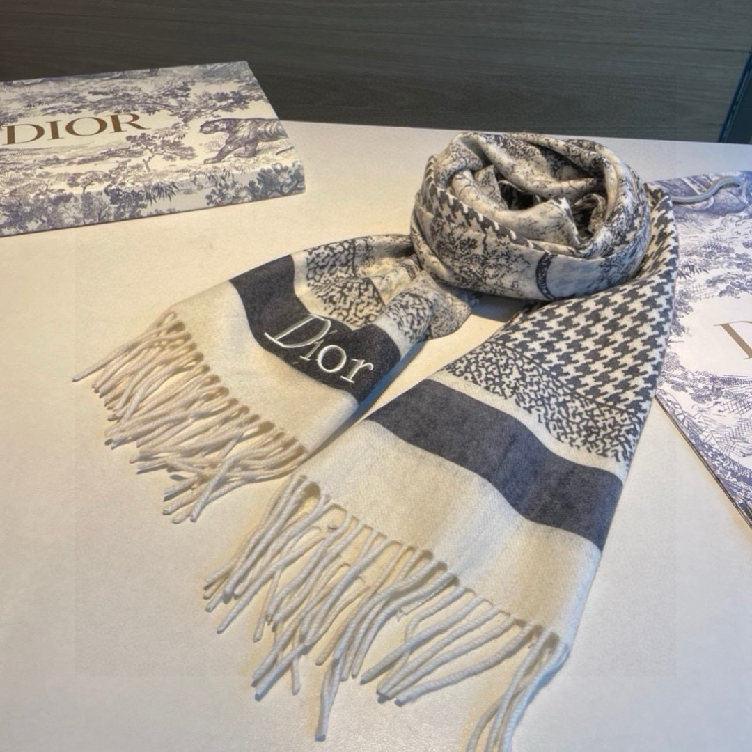 品名:【DIOR 迪奥动物元素流苏长巾】 尺寸:25✖️180CM材质:100%山羊绒爆款，专柜最新款式