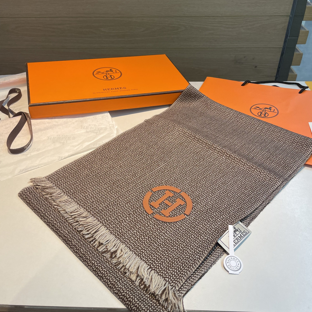 山羊绒围巾(100%山羊绒)。这款山羊绒围巾在尼泊尔纯手工制作，以编织工艺呈现低调的“H”字母图案，并点