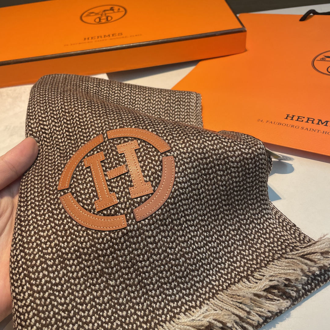 山羊绒围巾(100%山羊绒)。这款山羊绒围巾在尼泊尔纯手工制作，以编织工艺呈现低调的“H”字母图案，并点