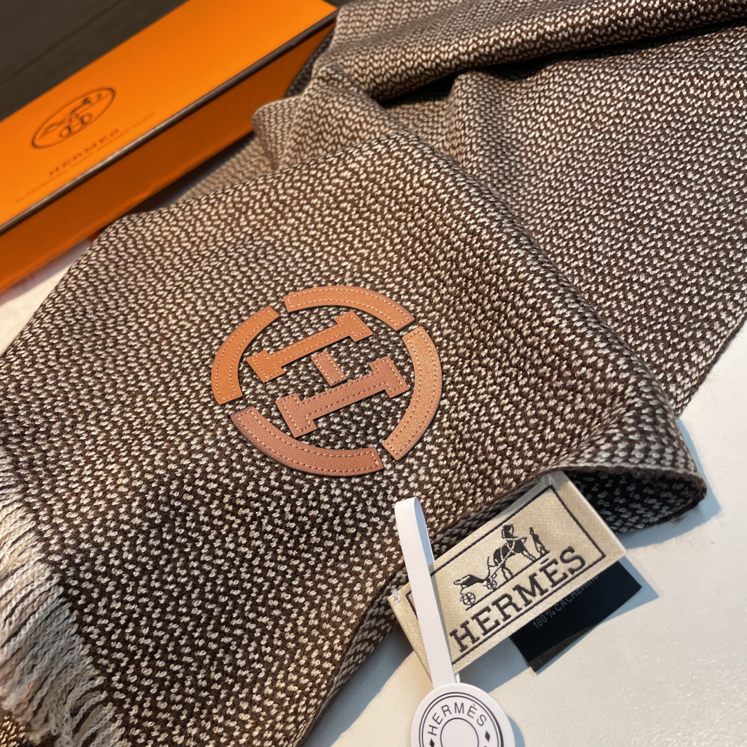 山羊绒围巾(100%山羊绒)。这款山羊绒围巾在尼泊尔纯手工制作，以编织工艺呈现低调的“H”字母图案，并点