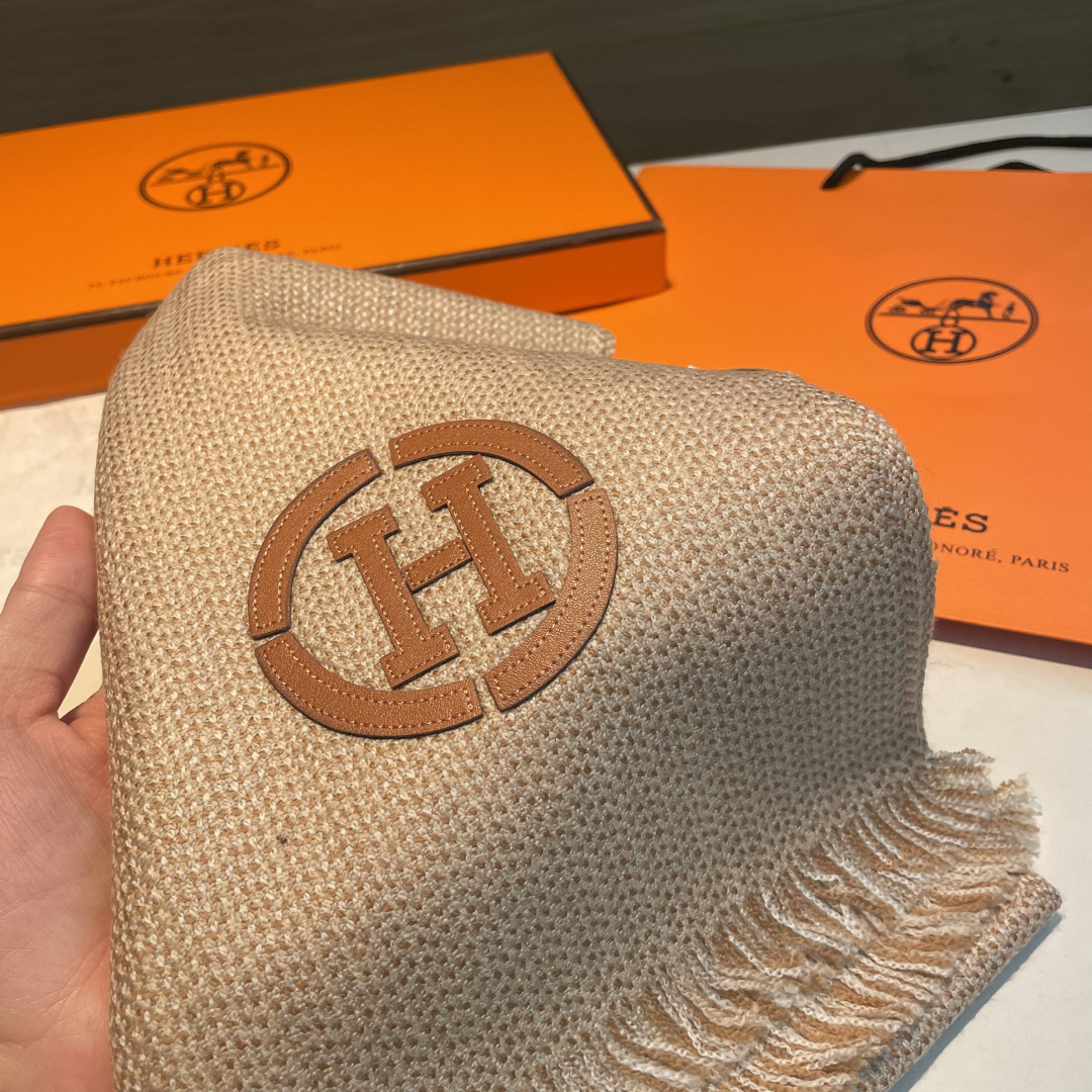 山羊绒围巾(100%山羊绒)。这款山羊绒围巾在尼泊尔纯手工制作，以编织工艺呈现低调的“H”字母图案，并点