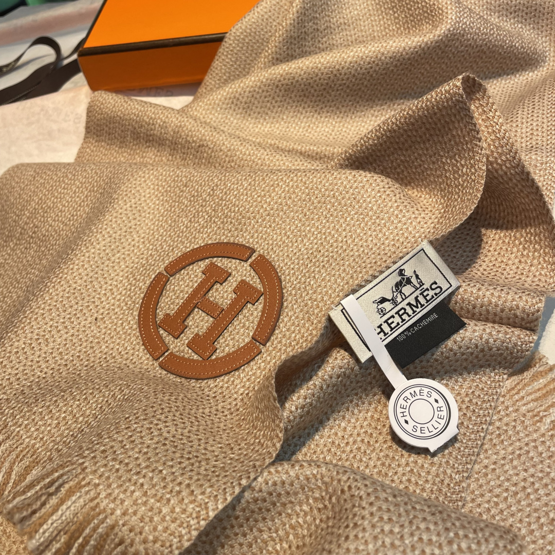 山羊绒围巾(100%山羊绒)。这款山羊绒围巾在尼泊尔纯手工制作，以编织工艺呈现低调的“H”字母图案，并点