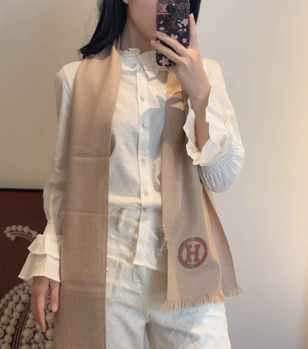 山羊绒围巾(100%山羊绒)。这款山羊绒围巾在尼泊尔纯手工制作，以编织工艺呈现低调的“H”字母图案，并点