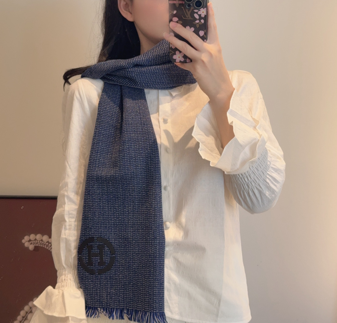NO:678139,Cashmere scarf (cashmere). Handmade in Nepal, this cashmere scarf is woven with a low-key 'H' letter pattern and embellished with embroidered leather 'H' lettering. Made in Nepal. Size: 30x180 cm tall scarf, tall scarf19860909山羊绒围巾(山羊绒). 这款山羊绒围巾在尼泊尔纯手工制作,以编织工艺呈现低调的“H”字母图案,并点缀刺绣皮革“H”字样. 尼泊尔制造. 尺寸: 30x180厘米高版本围巾,高版本围巾,scarf