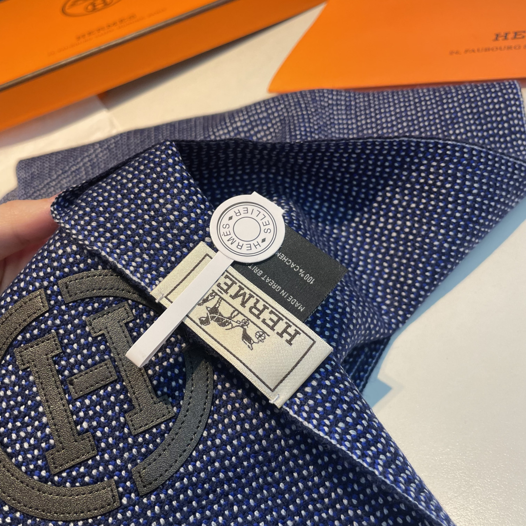 山羊绒围巾(100%山羊绒)。这款山羊绒围巾在尼泊尔纯手工制作，以编织工艺呈现低调的“H”字母图案，并点