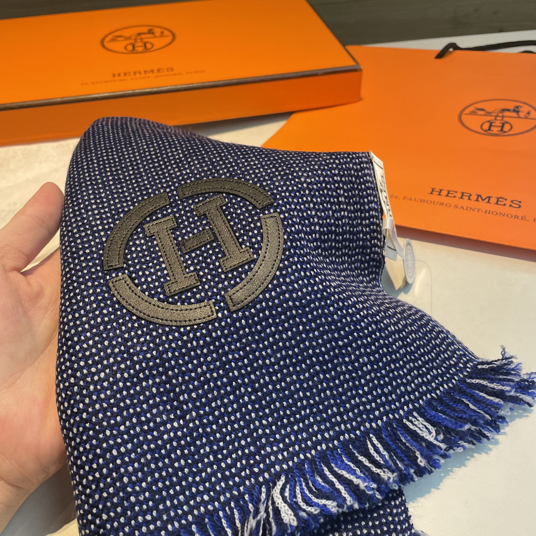 山羊绒围巾(100%山羊绒)。这款山羊绒围巾在尼泊尔纯手工制作，以编织工艺呈现低调的“H”字母图案，并点