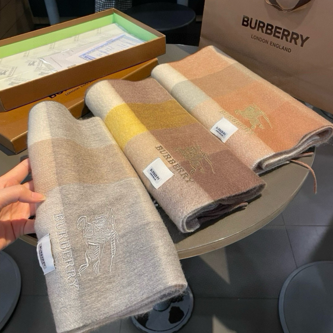百分百山羊绒 Burberry · 巴宝莉经典格子围巾❗好看的要疯掉了，太有型太有魅力了❗❗非常斯文时尚
