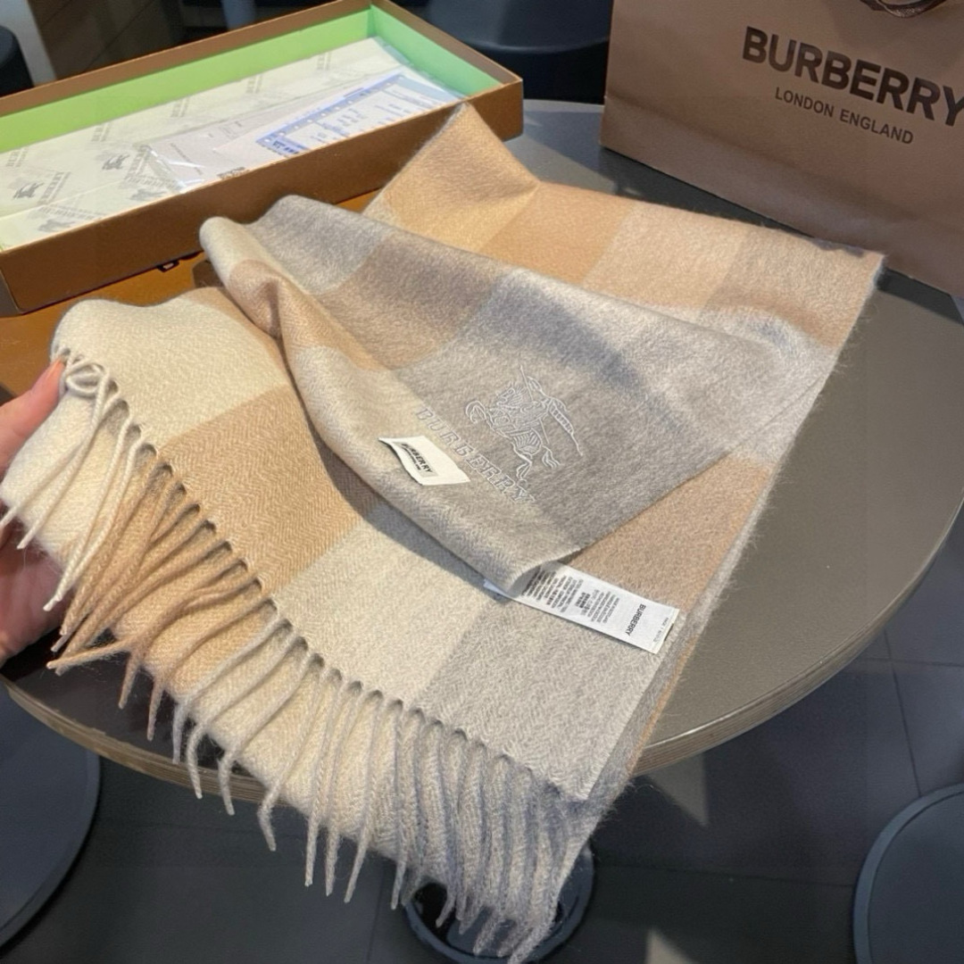 百分百山羊绒 Burberry · 巴宝莉经典格子围巾❗好看的要疯掉了，太有型太有魅力了❗❗非常斯文时尚