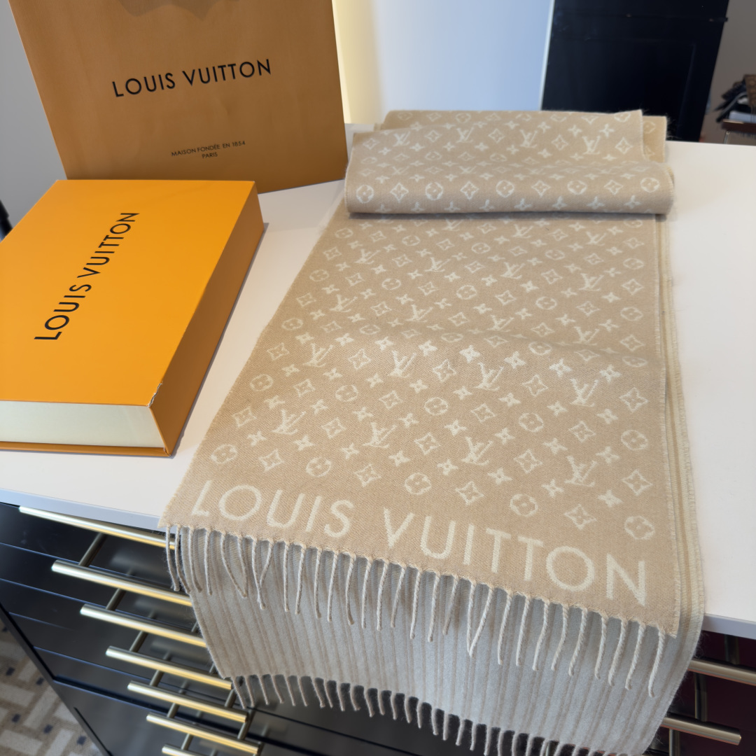 本款My Neverfull围巾为柔暖毛绒混纺铺陈经典Monogram 图案和路易威登成衣系列的Neve