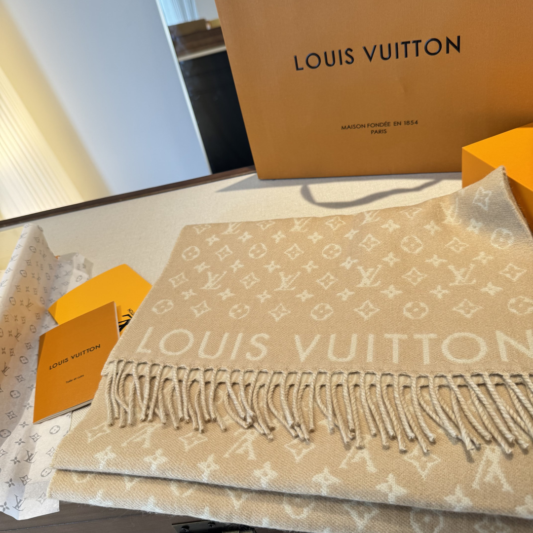 本款My Neverfull围巾为柔暖毛绒混纺铺陈经典Monogram 图案和路易威登成衣系列的Neve