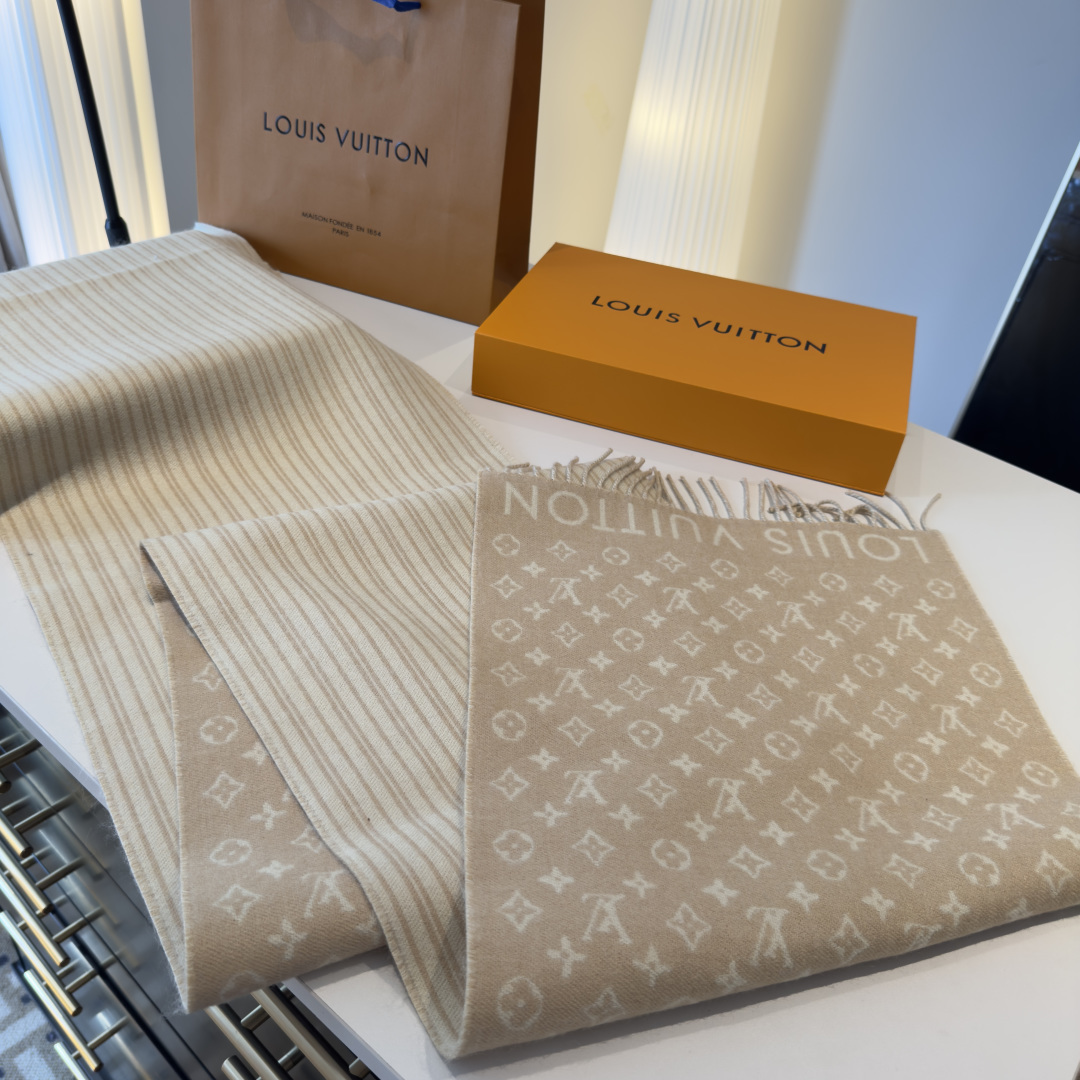 本款My Neverfull围巾为柔暖毛绒混纺铺陈经典Monogram 图案和路易威登成衣系列的Neve