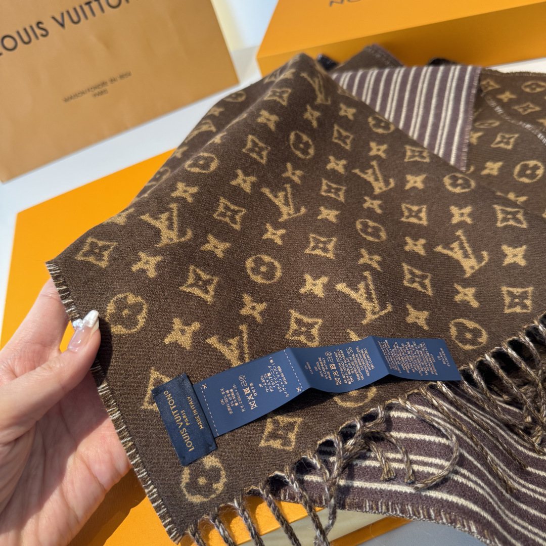 本款My Neverfull围巾为柔暖毛绒混纺铺陈经典Monogram 图案和路易威登成衣系列的Neve