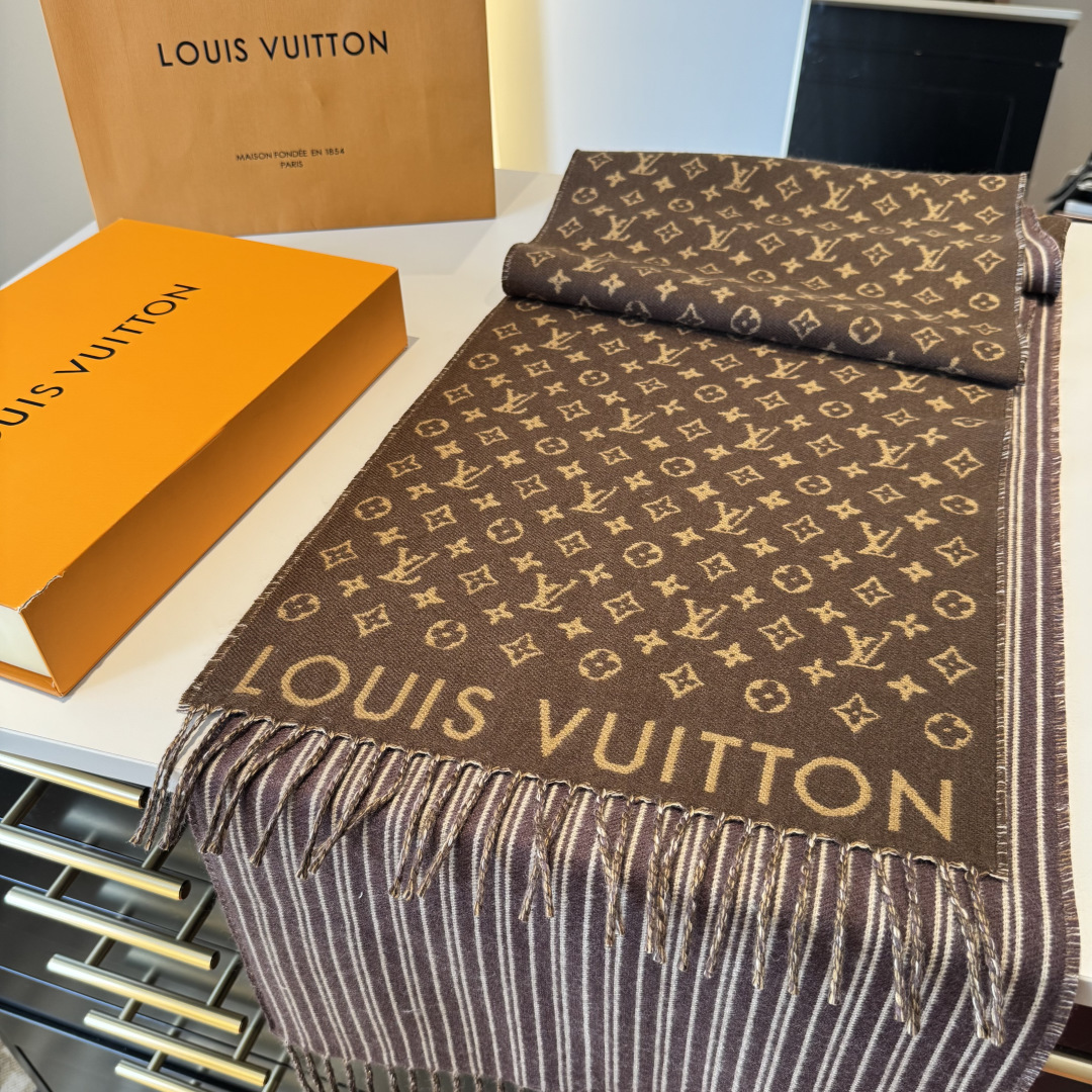 本款My Neverfull围巾为柔暖毛绒混纺铺陈经典Monogram 图案和路易威登成衣系列的Neve