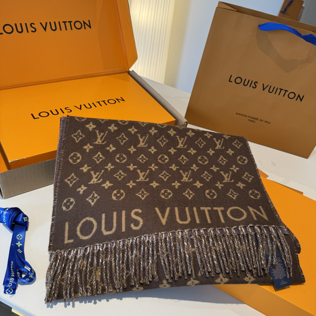 本款My Neverfull围巾为柔暖毛绒混纺铺陈经典Monogram 图案和路易威登成衣系列的Neve
