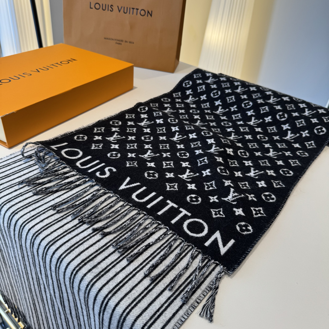 本款My Neverfull围巾为柔暖毛绒混纺铺陈经典Monogram 图案和路易威登成衣系列的Neve