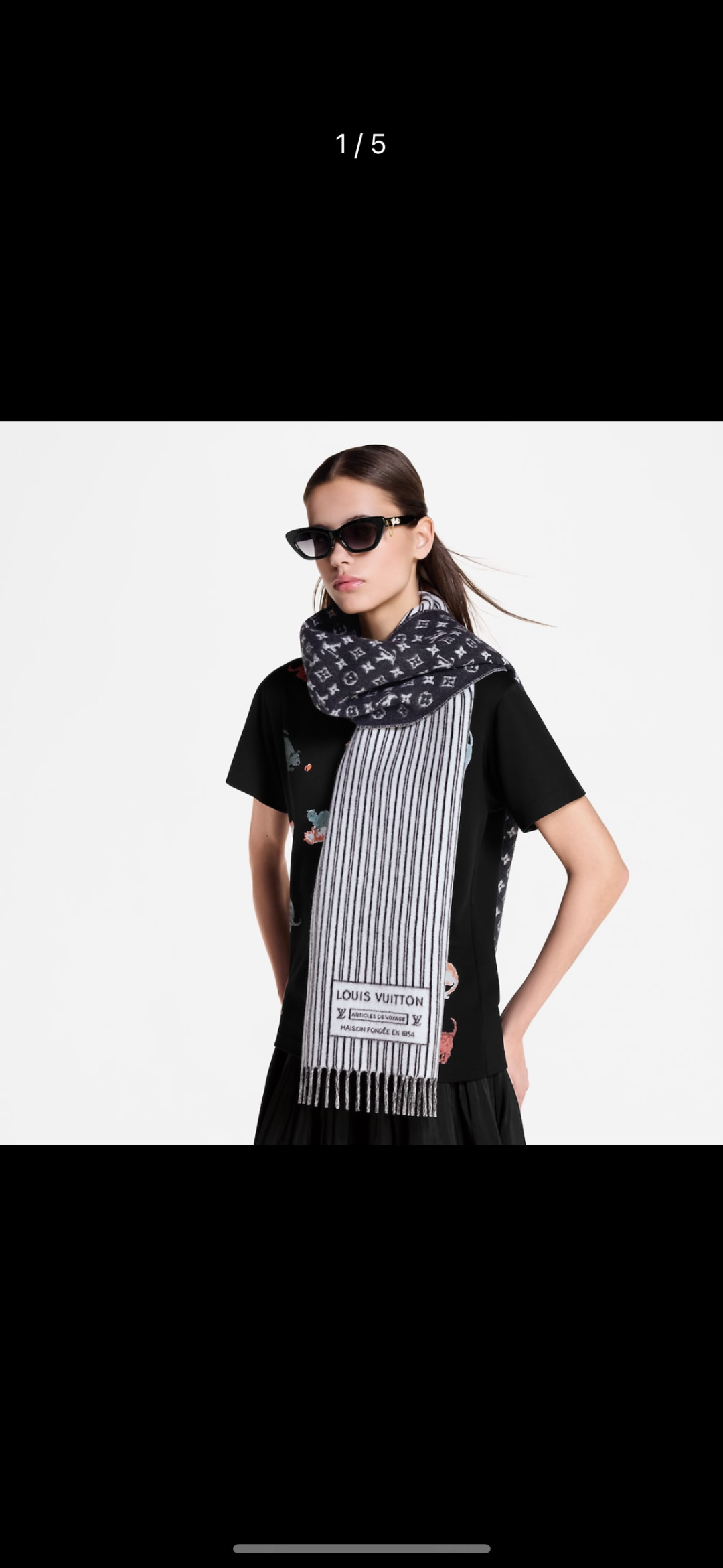 NO:678143,This My Neverfull scarf is made of a warm plush blend with the classic Monogram pattern and Louis Vuitton ready-to-wear collection's Neverfull stripes, adding an elegant touch to winter looks. 240x35 cm (length x height) 230 x 35 cm (excluding fringe), 95 sheep wool, 5 cashmere Monogram pattern Neverfull striped woven logo patch tassel trim high version scarf, high version scarf, louis vuitton19860909本款My Neverfull围巾为柔暖毛绒混纺铺陈经典Monogram 图案和路易威登成衣系列的Neverfull条纹,可为冬季造型注入典雅格调.  240x35厘米(长度x高) 230 x35厘米(不含流苏),95绵羊毛,5山羊绒 Monogram 图案 Neverfull 条纹梭织标识贴饰流苏饰边高版本围巾,高版本围巾,louis vuitton,scarf