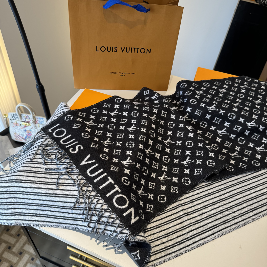 本款My Neverfull围巾为柔暖毛绒混纺铺陈经典Monogram 图案和路易威登成衣系列的Neve