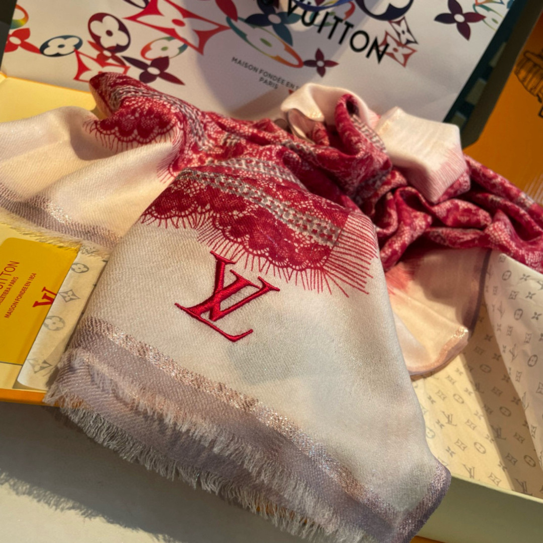 这款当之无愧的新款爆款，LV单品，四边金属框打造极致奢华的大牌风，纯色配以两大创造师的经典logo，低调