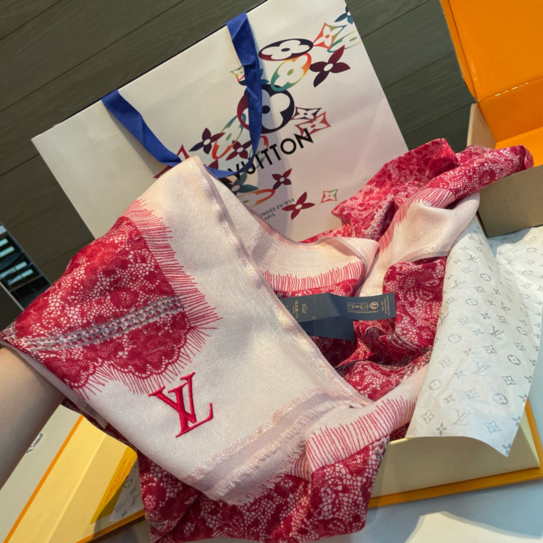 这款当之无愧的新款爆款，LV单品，四边金属框打造极致奢华的大牌风，纯色配以两大创造师的经典logo，低调