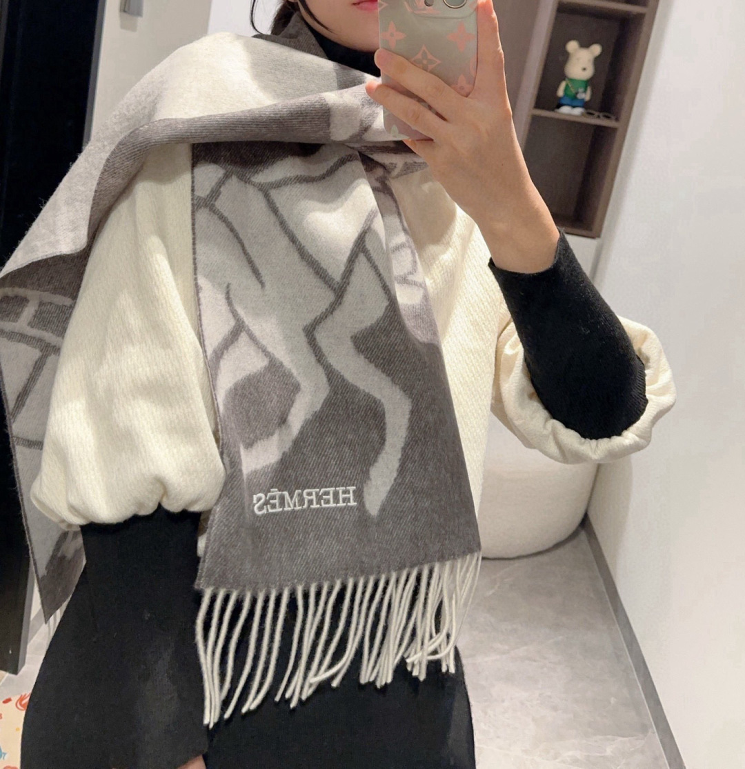 🆕Hermes · 爱马仕重磅推荐💥 100%羊毛材质。非常保暖👑 柔软亲肤，不扎脖😍经典双面设计，一条