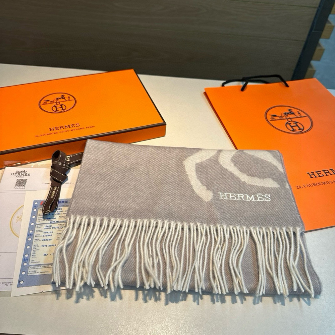 🆕Hermes · 爱马仕重磅推荐💥 100%羊毛材质。非常保暖👑 柔软亲肤，不扎脖😍经典双面设计，一条