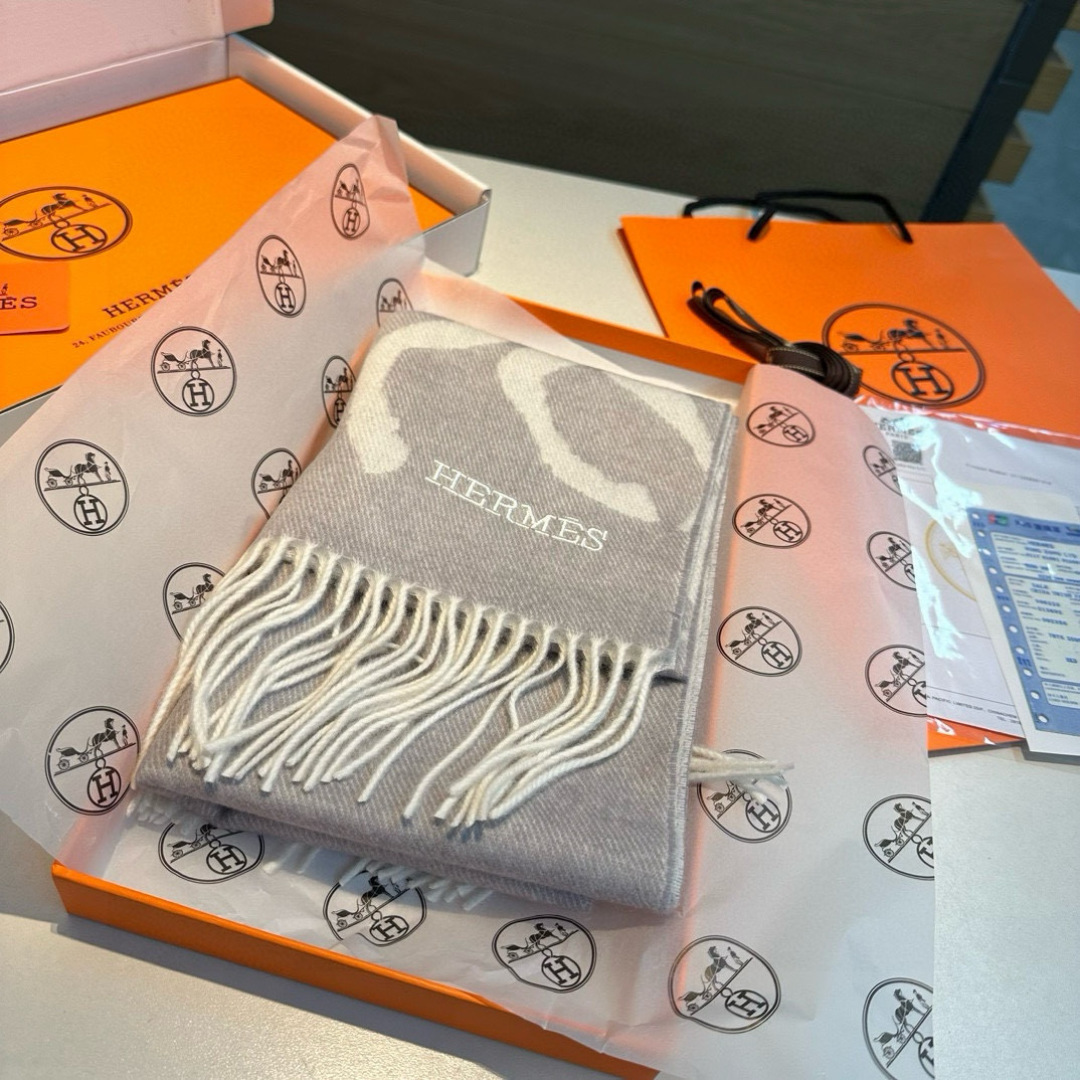 🆕Hermes · 爱马仕重磅推荐💥 100%羊毛材质。非常保暖👑 柔软亲肤，不扎脖😍经典双面设计，一条