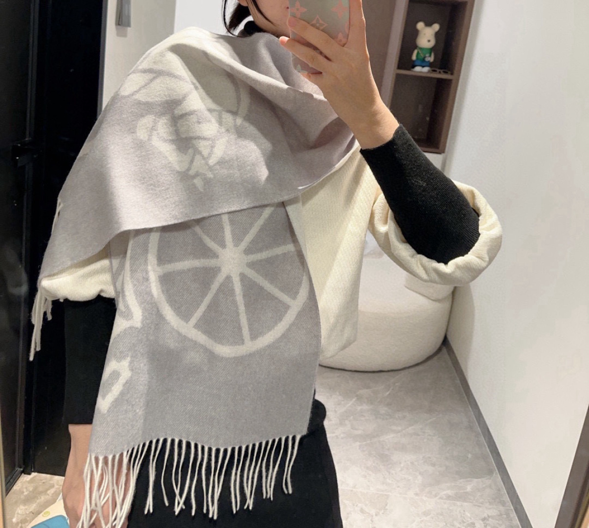 🆕Hermes · 爱马仕重磅推荐💥 100%羊毛材质。非常保暖👑 柔软亲肤，不扎脖😍经典双面设计，一条