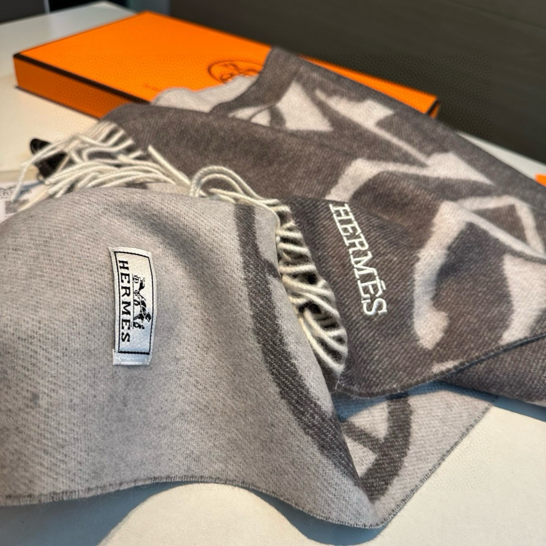 🆕Hermes · 爱马仕重磅推荐💥 100%羊毛材质。非常保暖👑 柔软亲肤，不扎脖😍经典双面设计，一条
