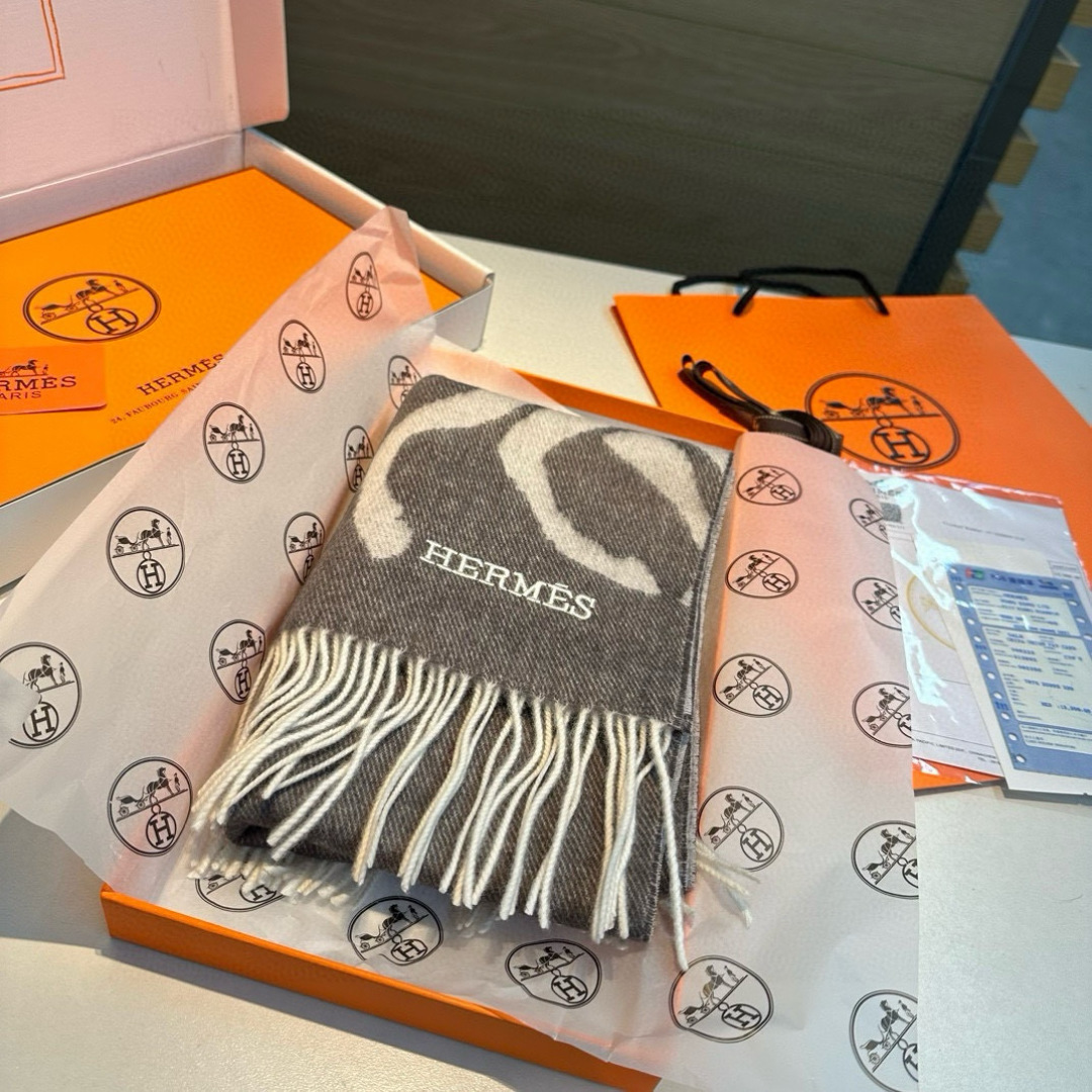 NO:678147,Hermes · Hermès highly recommends. Wool material is very warm, soft and skin-friendly, does not tie the neck, classic double-sided design, one scarf, two styles for boys and girls, size 30*180cm is full of love for high version scarf, high version scarf, hermes, hermes19860909Hermes · 爱马仕重磅推荐 羊毛材质非常保暖 柔软亲肤,不扎脖经典双面设计,一条围巾两种风格男孩女孩通用,size30*180cm满满的爱高版本围巾,高版本围巾,hermes,hermes,scarf