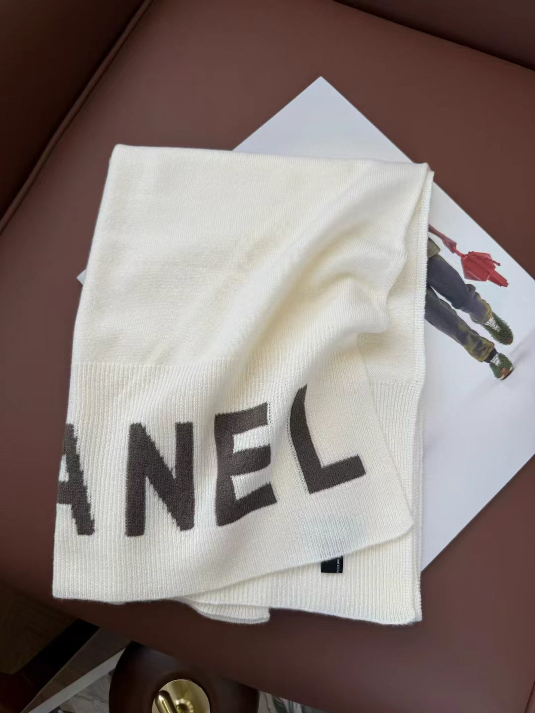 NO:678148,[Chanel · Chanel's rare knitted item, gentle color matching, super obsessed with temperament, low-key, quiet and elegant] Highly recommended, it will make your heart beat in a second!  !  !  High-end, luxurious!  eternal!  It’s not the kind of style that goes by in a flash!  !  !  Clothing that maximizes improvement!  Chanel's new color matching knitted cashmere scarf this year is so beautiful. Sisters who know how to match it must understand. This kind of design can greatly enhance the style and aura in autumn and winter. No matter perfect, beautiful figure or temperament, this design is a tool to quickly and maximize the improvement of clothing. size40*170cm, top cashmere high version scarf, high version scarf, chanel, chanel19860909【Chanel · 香奈儿难得一见的针织单品,温柔配色,超级迷恋气质低调恬静又不失优雅】重点推荐一秒心动啊！！！高级,奢华！永恒！不是那种过眼云烟的款式！！！最大化提升的衣品！Chanel今年新出的配色针织羊绒围巾,太好看了,会搭配的姐妹一定懂,这样的设计在秋冬季穿搭上很能提升造型气场无可挑剔,无论完,美身材,气质,这种设计,是快速也是最大化提升衣品的利器size40*170cm,顶级羊绒高版本围巾,高版本围巾,chanel,chanel,scarf