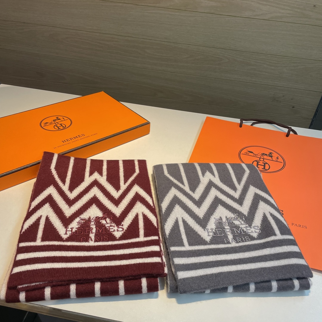 。独家牛货🐂 爱马仕针织羊绒围巾🧣情侣款 奢华尽在尺寸之间，高端品质‼️具有超高羊绒品质才会被此品牌青睐