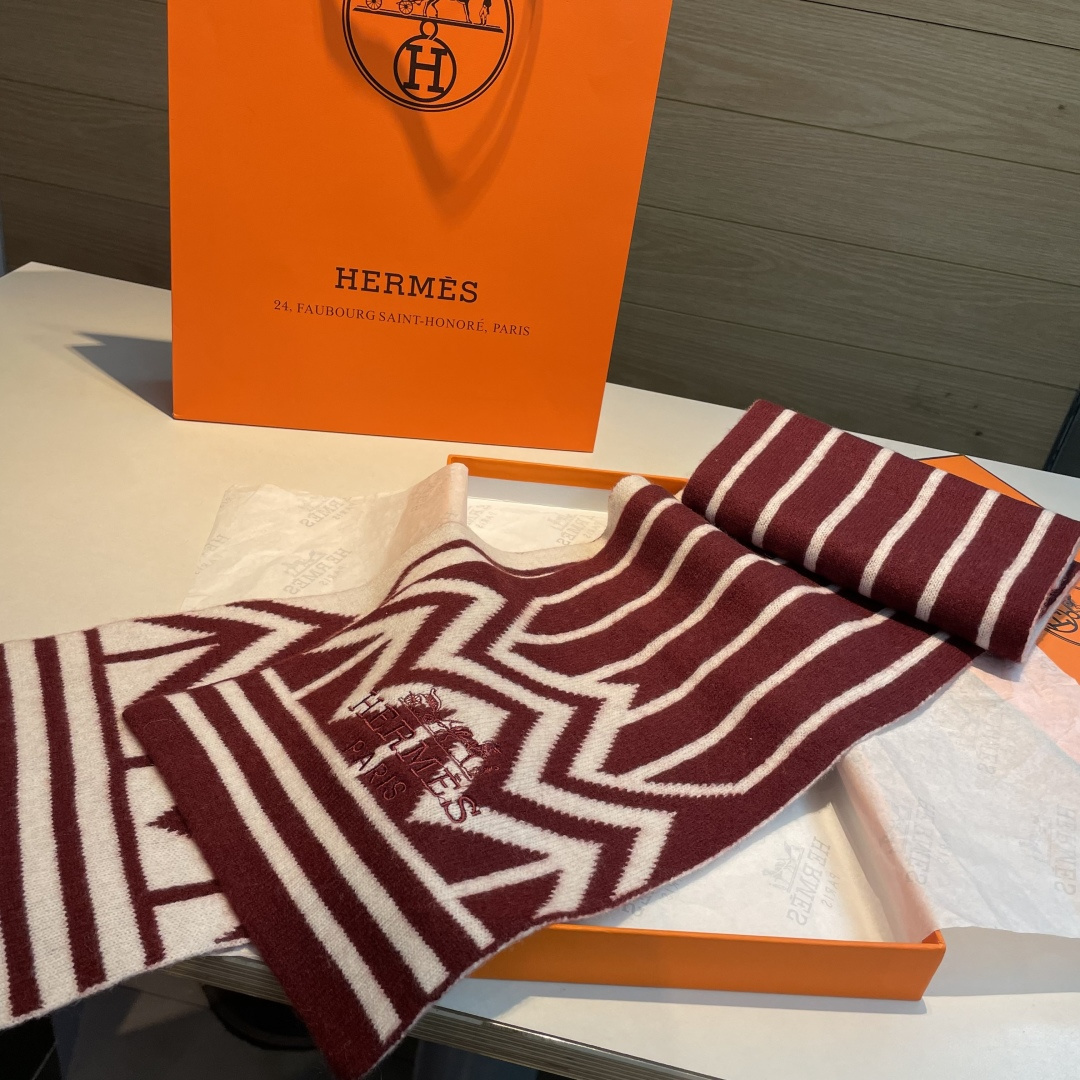。独家牛货🐂 爱马仕针织羊绒围巾🧣情侣款 奢华尽在尺寸之间，高端品质‼️具有超高羊绒品质才会被此品牌青睐