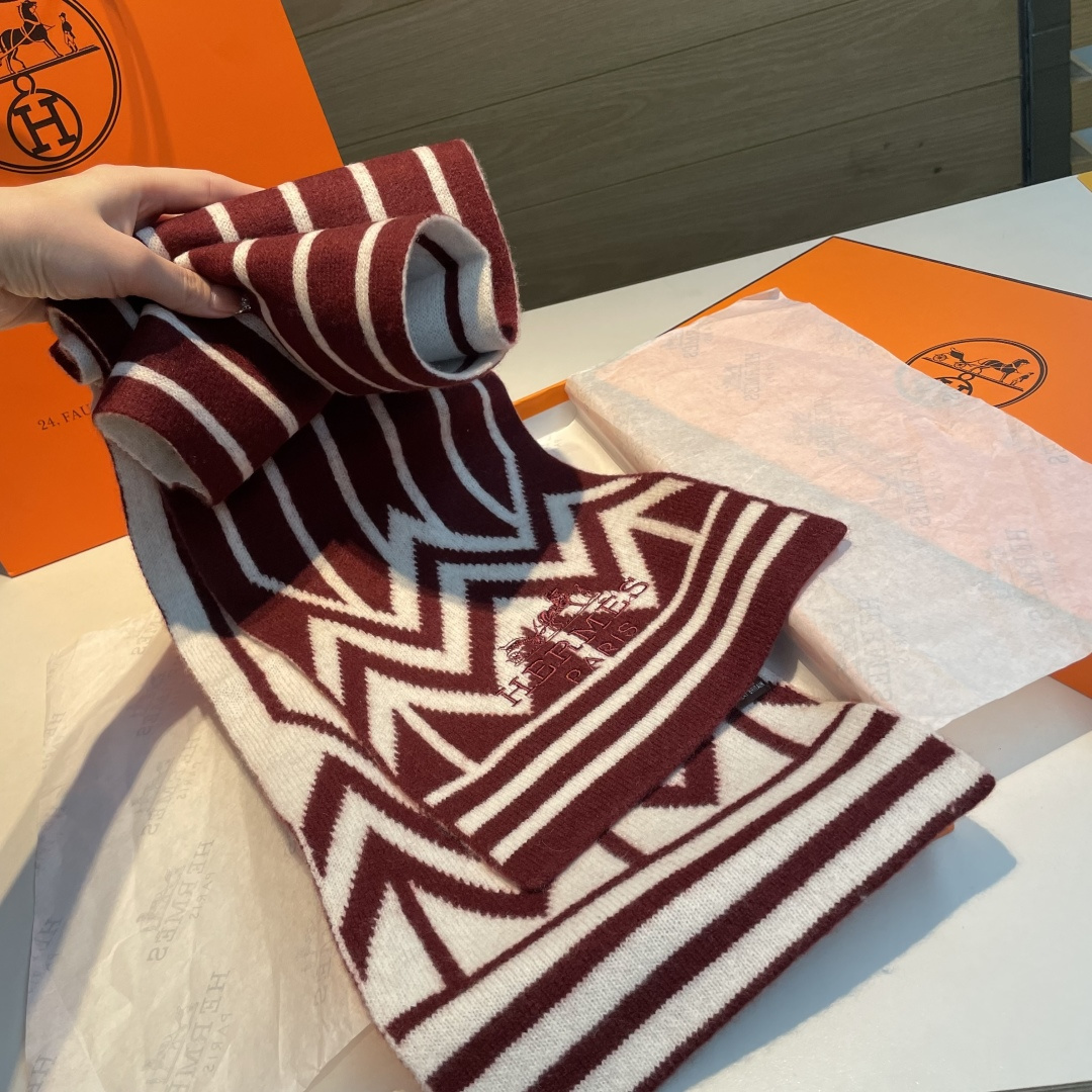 。独家牛货🐂 爱马仕针织羊绒围巾🧣情侣款 奢华尽在尺寸之间，高端品质‼️具有超高羊绒品质才会被此品牌青睐