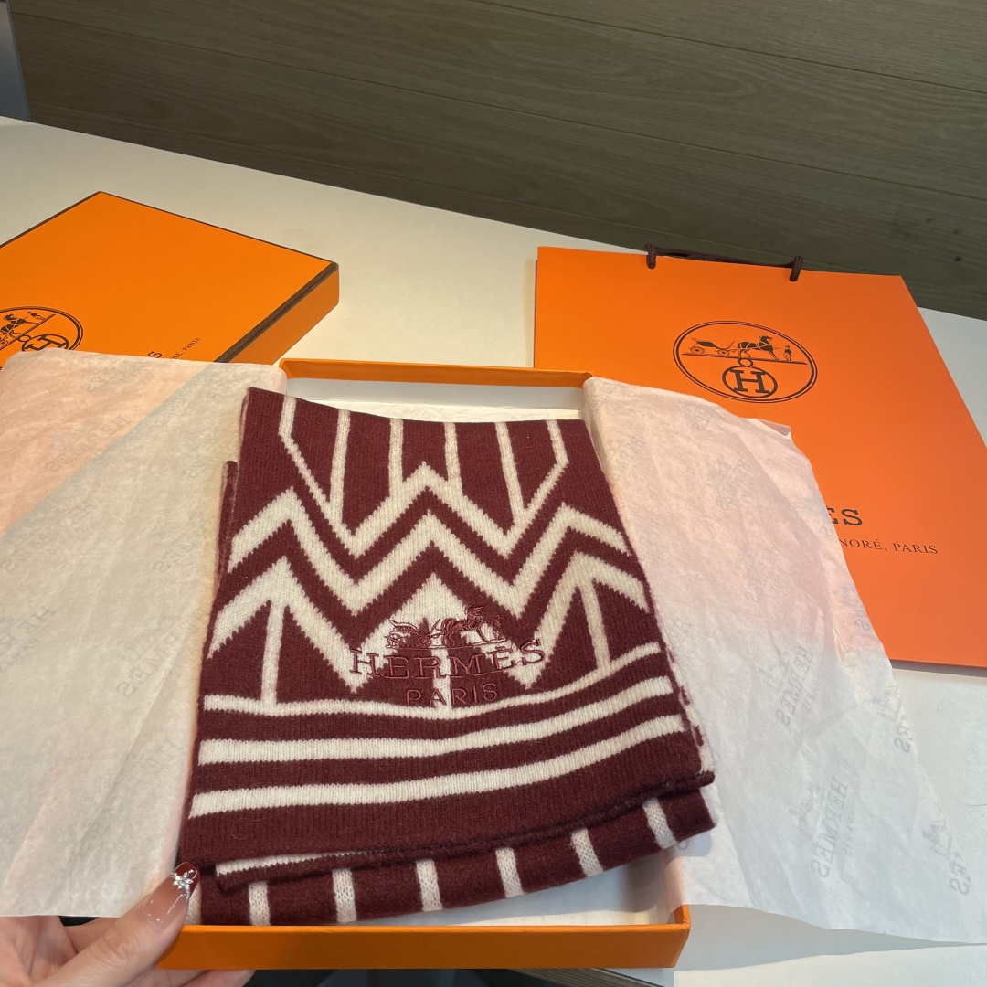 。独家牛货🐂 爱马仕针织羊绒围巾🧣情侣款 奢华尽在尺寸之间，高端品质‼️具有超高羊绒品质才会被此品牌青睐
