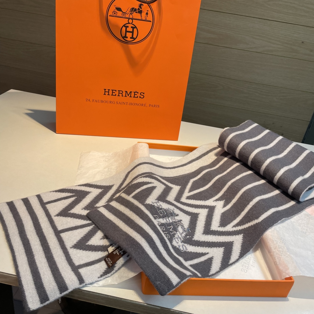 。独家牛货🐂 爱马仕针织羊绒围巾🧣情侣款 奢华尽在尺寸之间，高端品质‼️具有超高羊绒品质才会被此品牌青睐