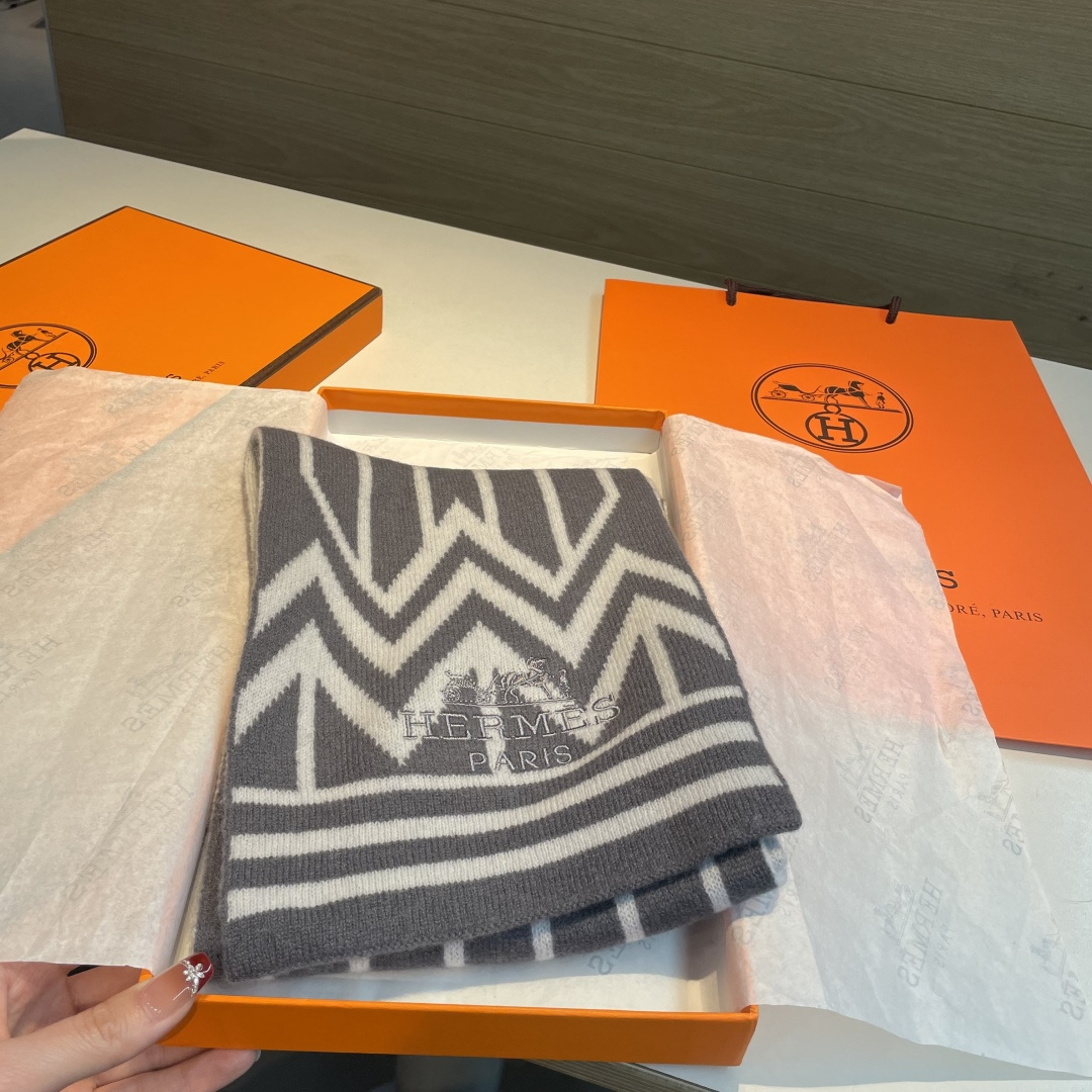。独家牛货🐂 爱马仕针织羊绒围巾🧣情侣款 奢华尽在尺寸之间，高端品质‼️具有超高羊绒品质才会被此品牌青睐