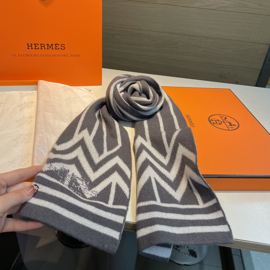 。独家牛货🐂 爱马仕针织羊绒围巾🧣情侣款 奢华尽在尺寸之间，高端品质‼️具有超高羊绒品质才会被此品牌青睐