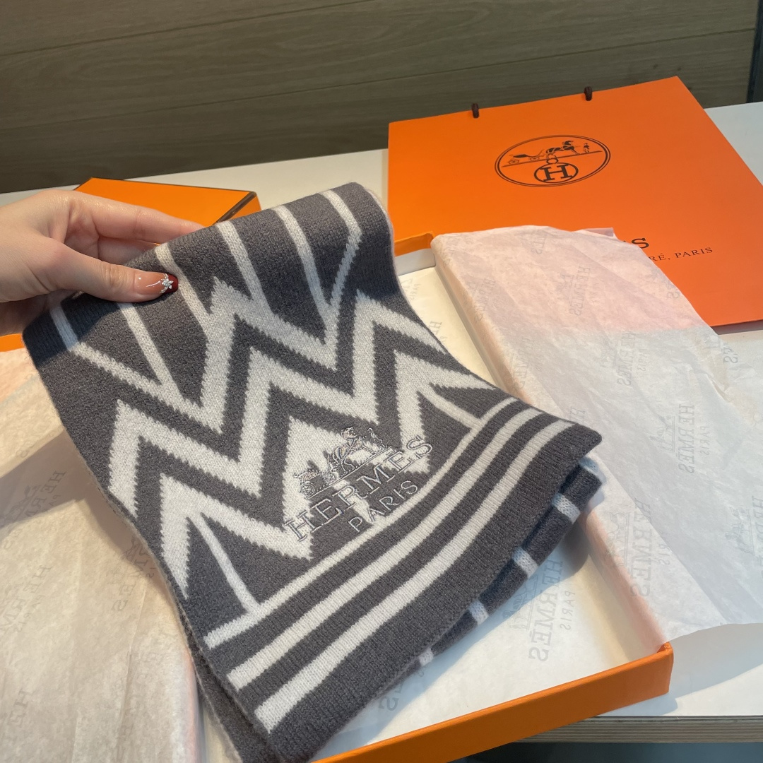 。独家牛货🐂 爱马仕针织羊绒围巾🧣情侣款 奢华尽在尺寸之间，高端品质‼️具有超高羊绒品质才会被此品牌青睐