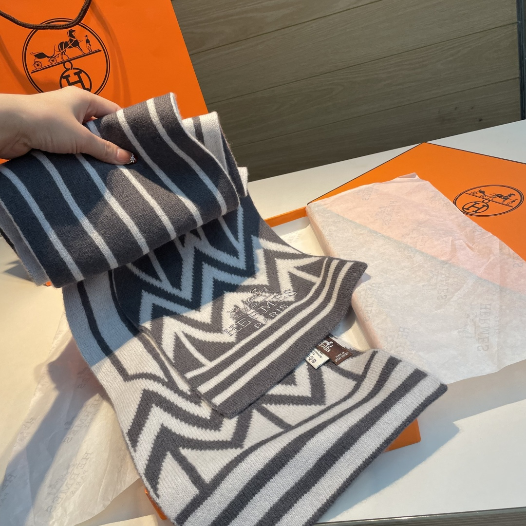 。独家牛货🐂 爱马仕针织羊绒围巾🧣情侣款 奢华尽在尺寸之间，高端品质‼️具有超高羊绒品质才会被此品牌青睐