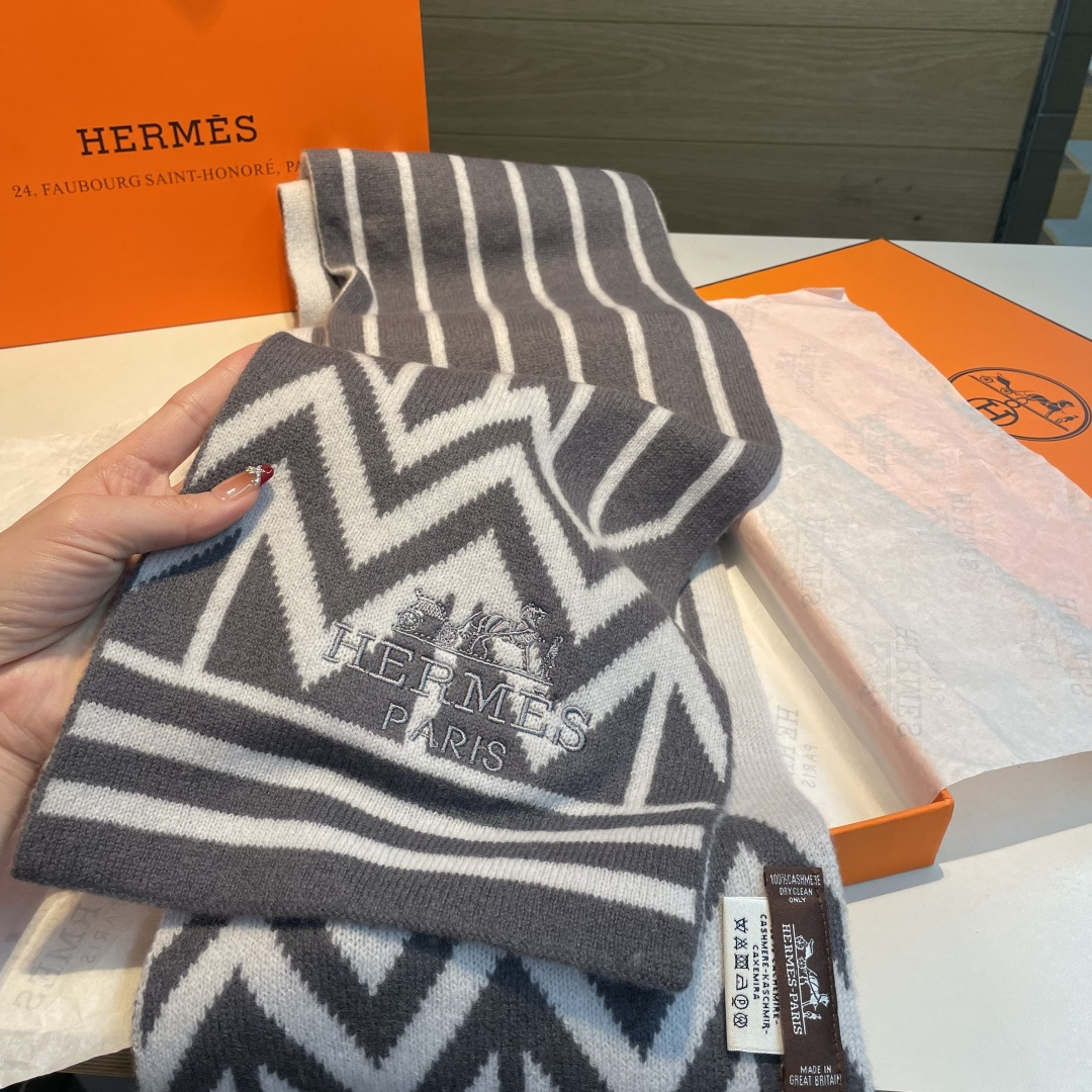 。独家牛货🐂 爱马仕针织羊绒围巾🧣情侣款 奢华尽在尺寸之间，高端品质‼️具有超高羊绒品质才会被此品牌青睐