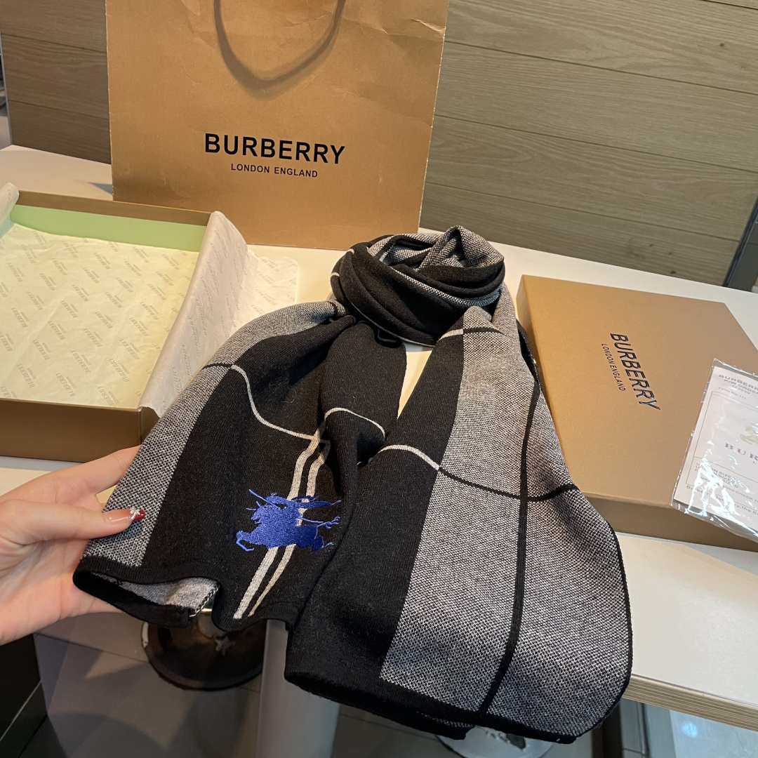 。独家牛货🐂 巴宝莉围巾 经典战马 情侣款 奢华尽在尺寸之间，高端品质‼️具有超高羊绒品质才会被此品牌青