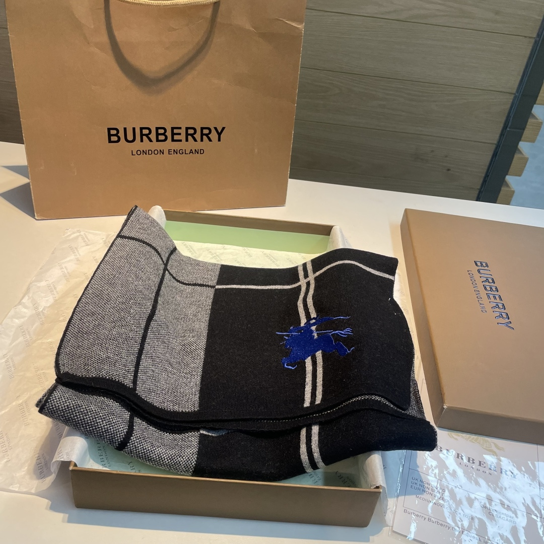 。独家牛货🐂 巴宝莉围巾 经典战马 情侣款 奢华尽在尺寸之间，高端品质‼️具有超高羊绒品质才会被此品牌青