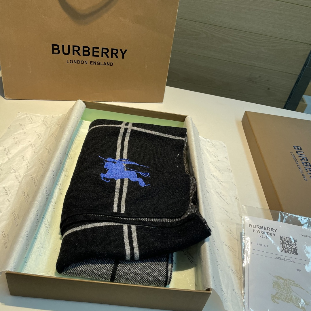 。独家牛货🐂 巴宝莉围巾 经典战马 情侣款 奢华尽在尺寸之间，高端品质‼️具有超高羊绒品质才会被此品牌青