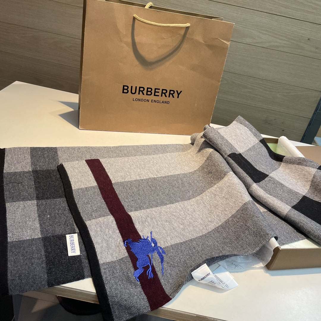 。独家牛货🐂 巴宝莉围巾 经典战马 情侣款 奢华尽在尺寸之间，高端品质‼️具有超高羊绒品质才会被此品牌青