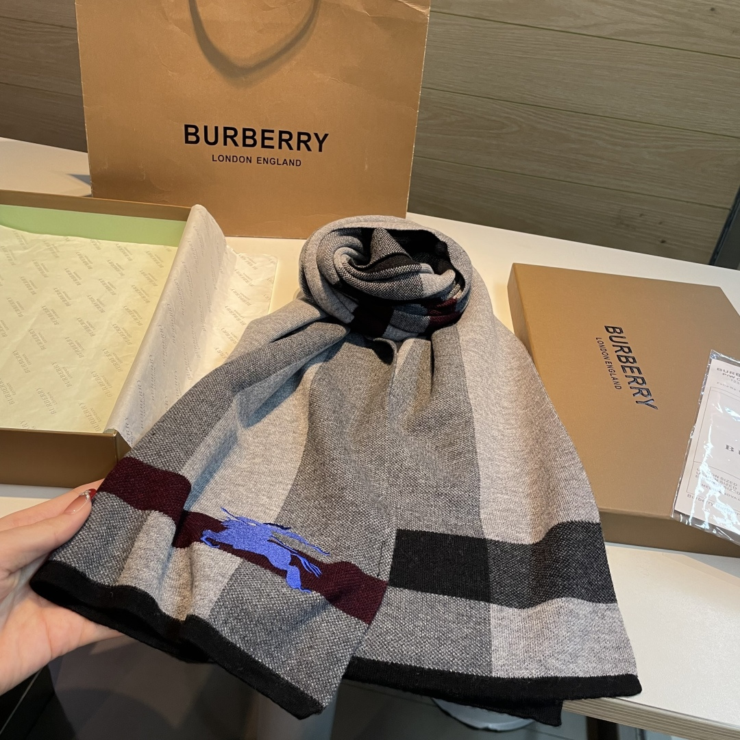 。独家牛货🐂 巴宝莉围巾 经典战马 情侣款 奢华尽在尺寸之间，高端品质‼️具有超高羊绒品质才会被此品牌青