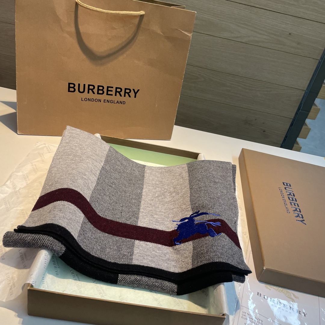 。独家牛货🐂 巴宝莉围巾 经典战马 情侣款 奢华尽在尺寸之间，高端品质‼️具有超高羊绒品质才会被此品牌青