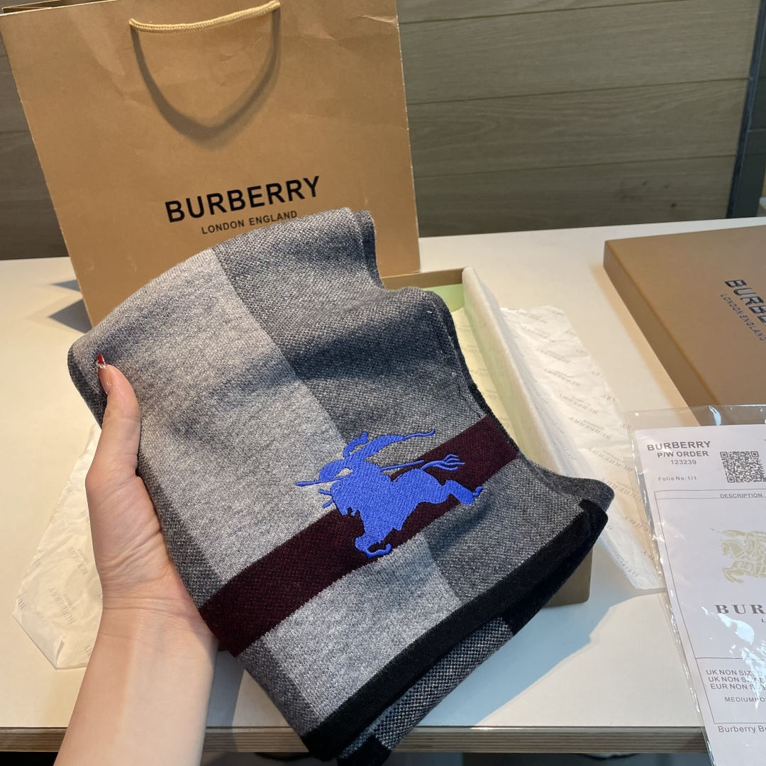 。独家牛货🐂 巴宝莉围巾 经典战马 情侣款 奢华尽在尺寸之间，高端品质‼️具有超高羊绒品质才会被此品牌青