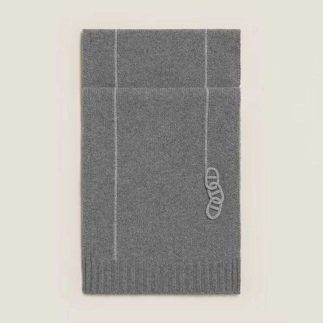 25年新款 爱马仕HERMÈS 最新款最点睛的是立体编织链环装饰：以针织工艺复刻“锚链韵律”，打破纯色围