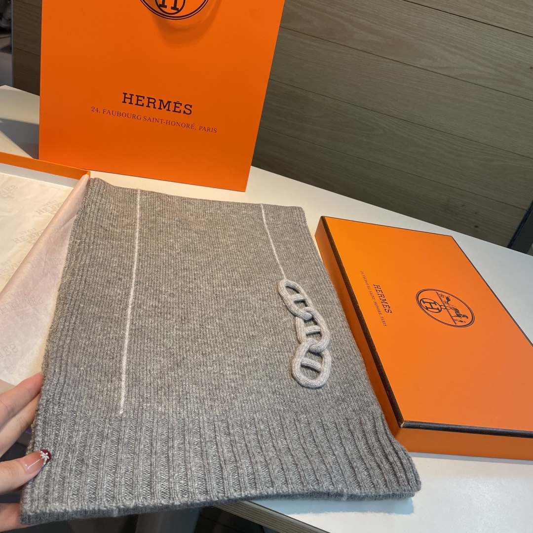 25年新款 爱马仕HERMÈS 最新款最点睛的是立体编织链环装饰：以针织工艺复刻“锚链韵律”，打破纯色围